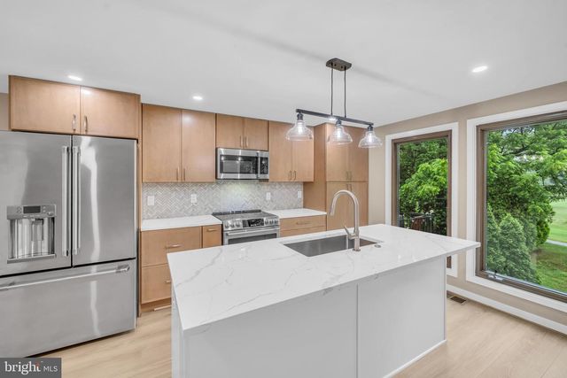 1806 N SHORE CT, Reston, VA 20190
