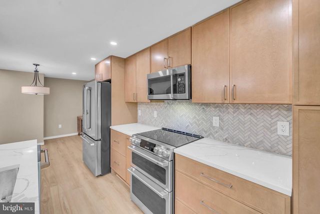 1806 N SHORE CT, Reston, VA 20190