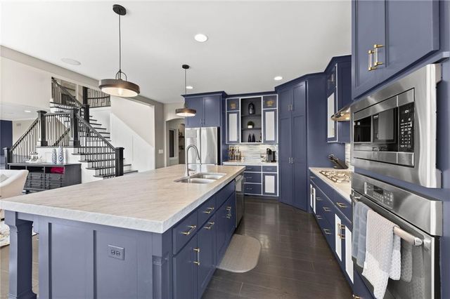 24913 W 98th Street, Lenexa, KS 66227