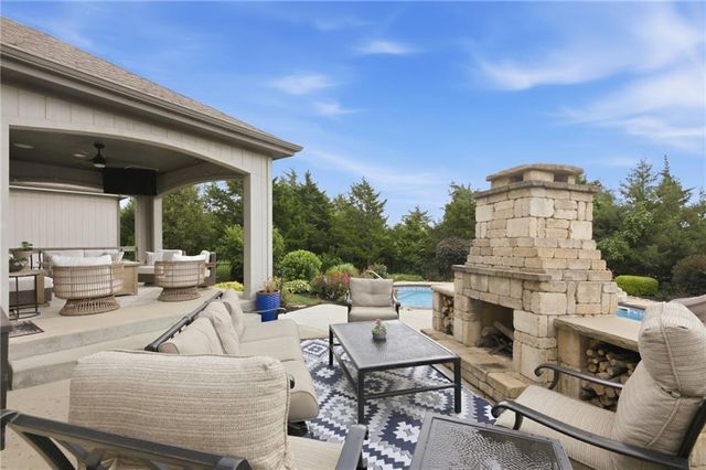 24913 W 98th Street, Lenexa, KS 66227