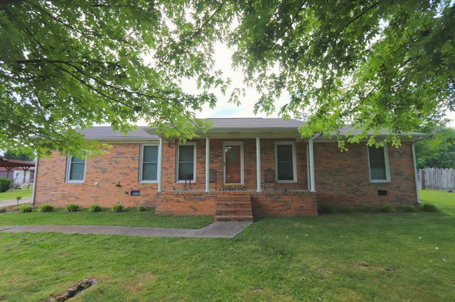 911 Parkway Dr, Smithville, TN 37166