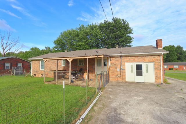 911 Parkway Dr, Smithville, TN 37166