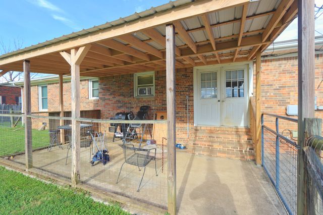 911 Parkway Dr, Smithville, TN 37166