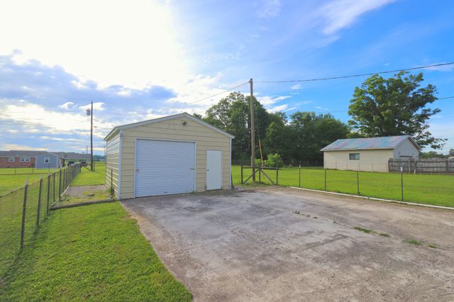 911 Parkway Dr, Smithville, TN 37166