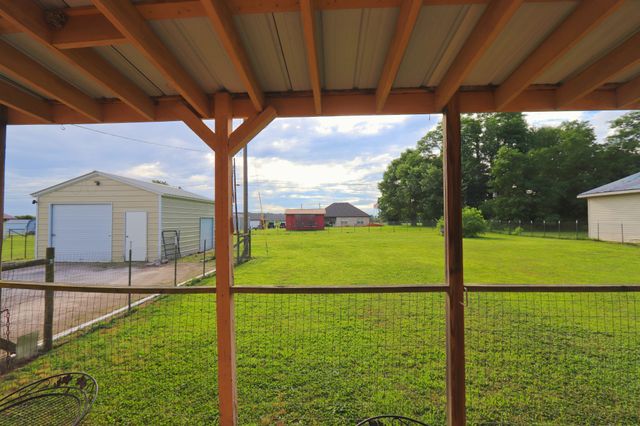 911 Parkway Dr, Smithville, TN 37166