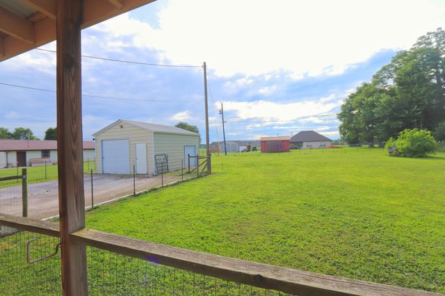 911 Parkway Dr, Smithville, TN 37166