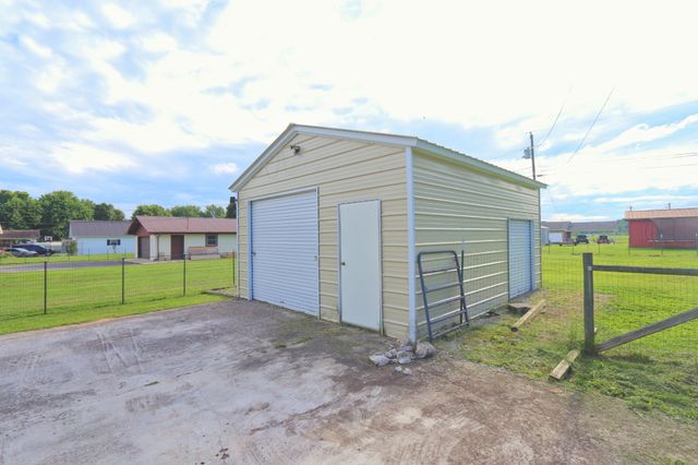 911 Parkway Dr, Smithville, TN 37166