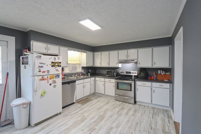 911 Parkway Dr, Smithville, TN 37166