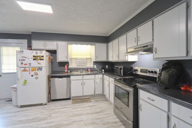 911 Parkway Dr, Smithville, TN 37166
