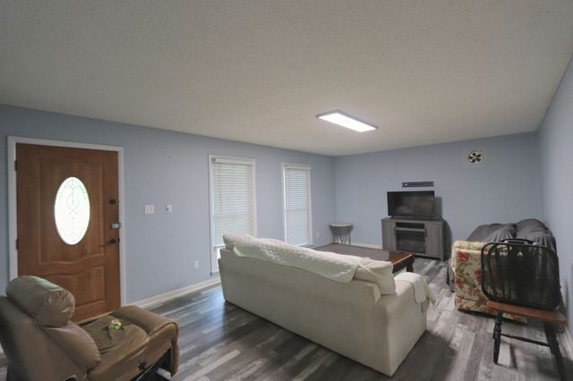 911 Parkway Dr, Smithville, TN 37166