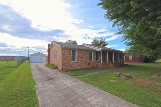 911 Parkway Dr, Smithville, TN 37166