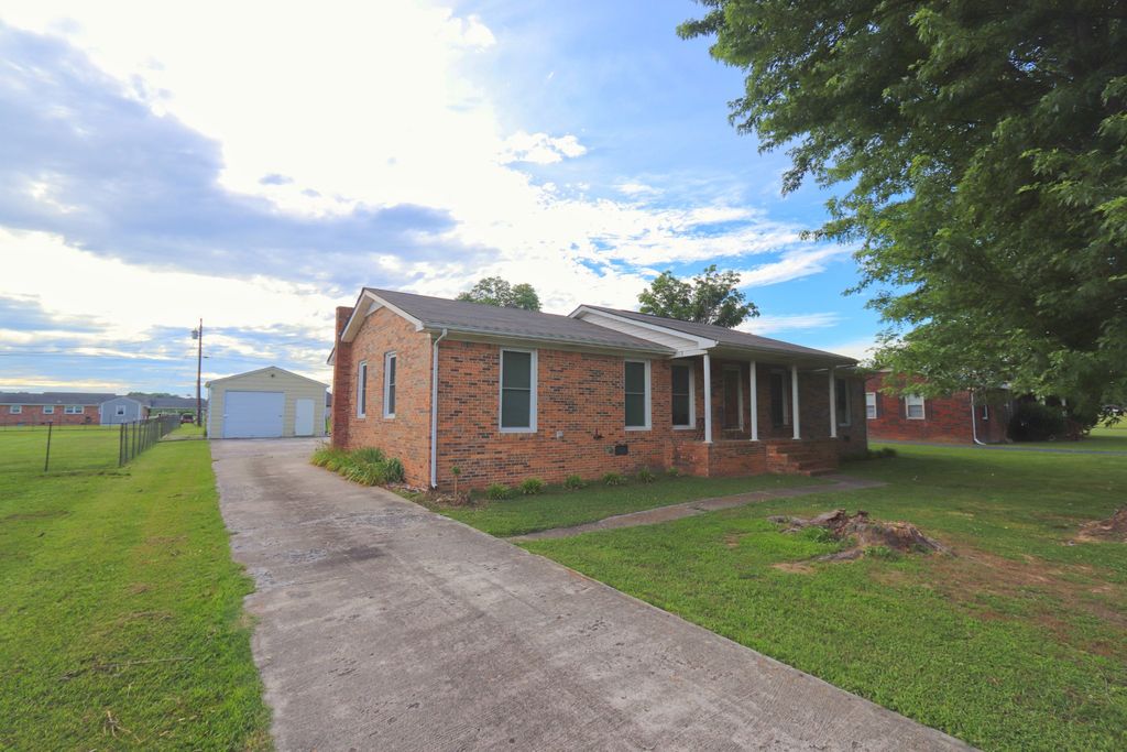 911 Parkway Dr, Smithville, TN 37166