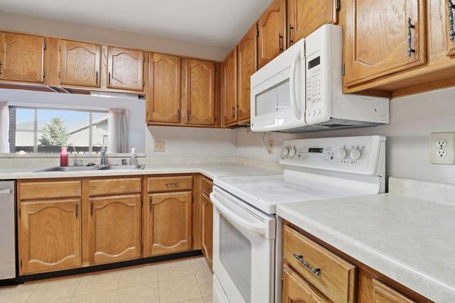 W177N9766 Riversbend CIRCLE E, Germantown, WI 53022