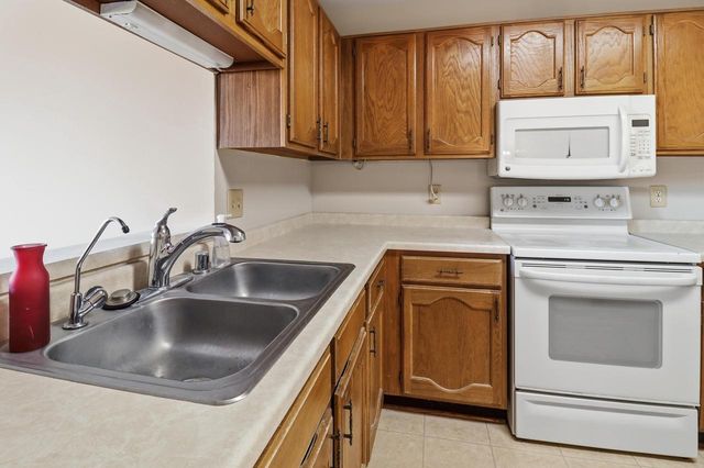 W177N9766 Riversbend CIRCLE E, Germantown, WI 53022