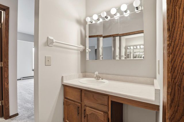 W177N9766 Riversbend CIRCLE E, Germantown, WI 53022