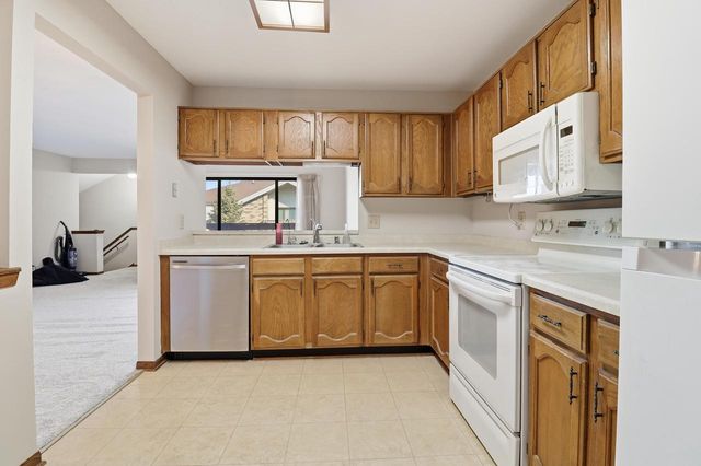 W177N9766 Riversbend CIRCLE E, Germantown, WI 53022