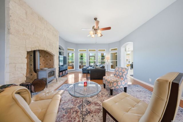 126 Juniper Ln, Boerne, TX 78006