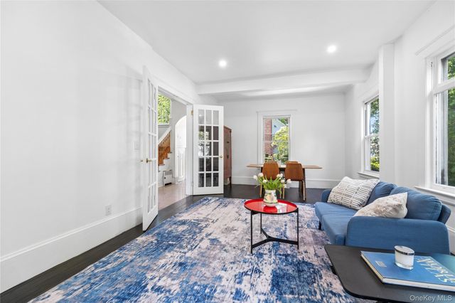 8 Hobart Street, Bronxville, NY 10708