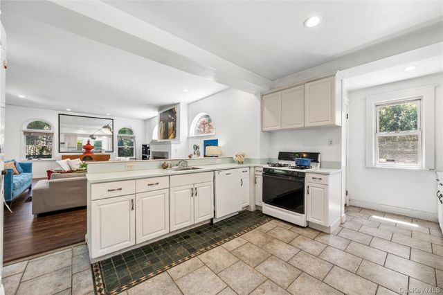 8 Hobart Street, Bronxville, NY 10708