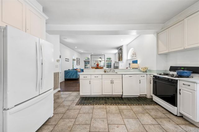 8 Hobart Street, Bronxville, NY 10708