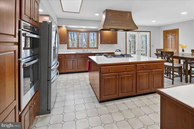 3 MANSION HILL DR, Ewing, NJ 08628