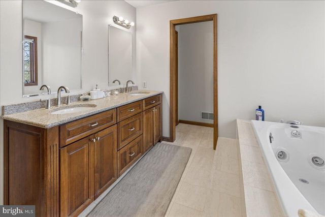 3 MANSION HILL DR, Ewing, NJ 08628