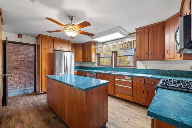 140 Greendale Dr, Hempfield Twp, PA 15601