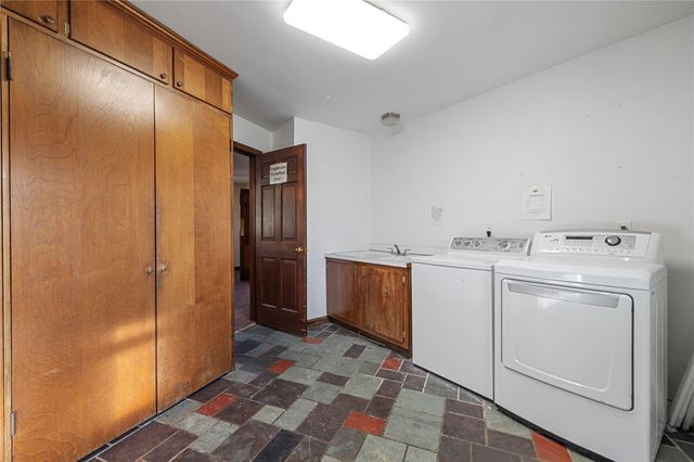 140 Greendale Dr, Hempfield Twp, PA 15601