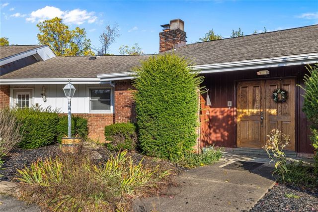 140 Greendale Dr, Hempfield Twp, PA 15601