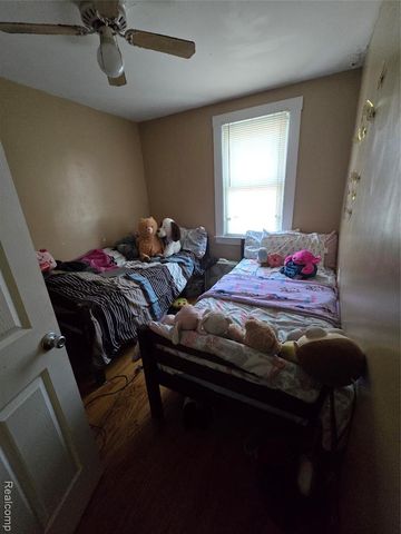 22154 Elmwood Avenue, Eastpointe, MI 48021