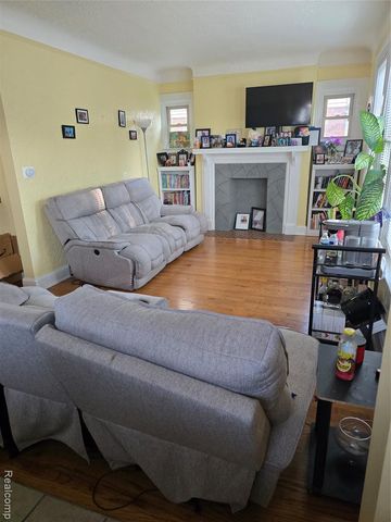 22154 Elmwood Avenue, Eastpointe, MI 48021