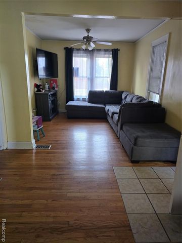 22154 Elmwood Avenue, Eastpointe, MI 48021