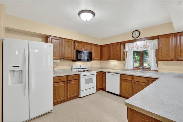 2113 Yorkshire Drive, Beloit, WI 53511