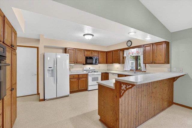 2113 Yorkshire Drive, Beloit, WI 53511