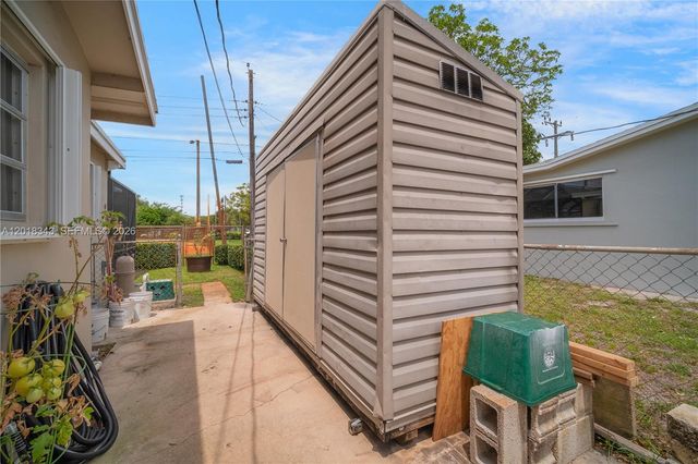 810 NW 78th Ave, Pembroke Pines, FL 33024