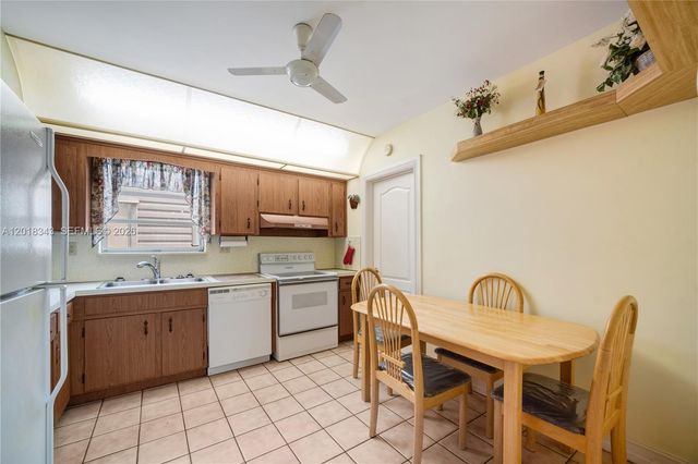 810 NW 78th Ave, Pembroke Pines, FL 33024