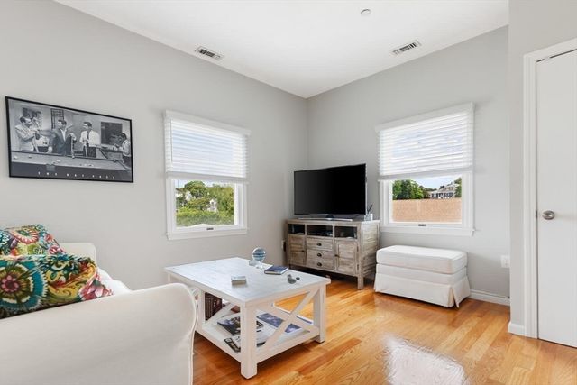 162 Willow Rd 11, Nahant, MA 01908