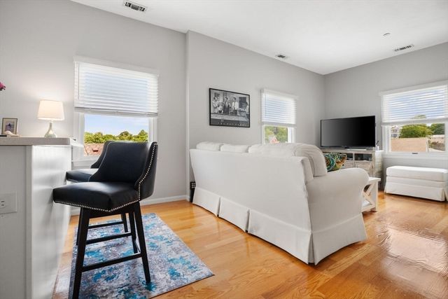 162 Willow Rd 11, Nahant, MA 01908