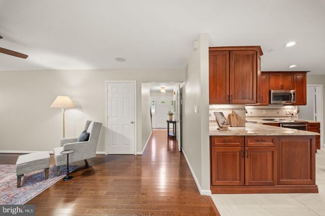 2711 MUSTANG DR, Herndon, VA 20171