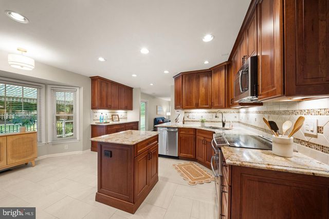 2711 MUSTANG DR, Herndon, VA 20171