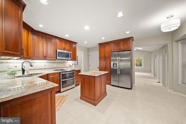2711 MUSTANG DR, Herndon, VA 20171