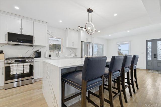 10 Sagamore Road, Hampton Bays, NY 11946