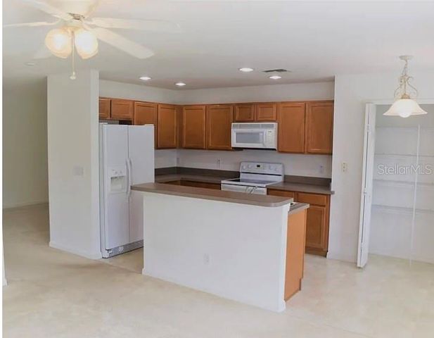 521 CRESTING OAK CIRCLE 76, Orlando, FL 32824