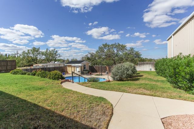 2405 E 25th St, Big Spring, TX 79720