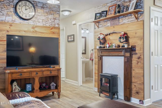 124 Mac Ivey Lane, Lafollette, TN 37766