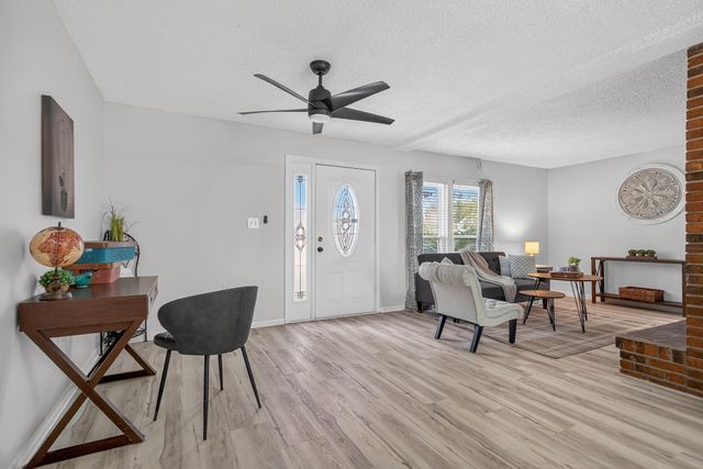 16 NW Cinderella Lane, Fort Walton Beach, FL 32547