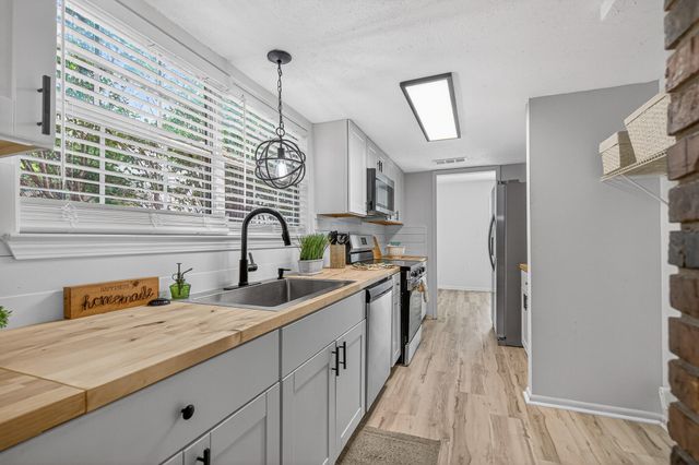 16 NW Cinderella Lane, Fort Walton Beach, FL 32547