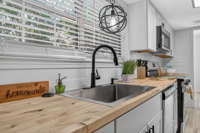 16 NW Cinderella Lane, Fort Walton Beach, FL 32547