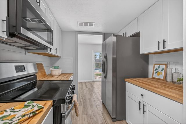 16 NW Cinderella Lane, Fort Walton Beach, FL 32547