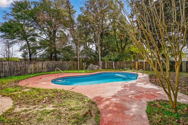 16 NW Cinderella Lane, Fort Walton Beach, FL 32547